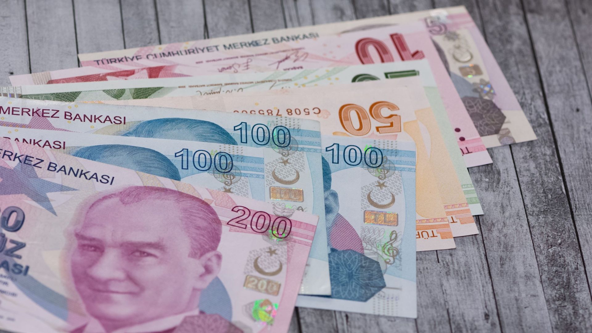 TL'nin Reel Değeri Nisan'da Altı Yılın Zirvesine Çıktı