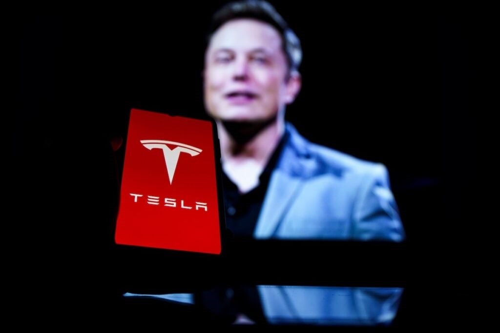 Çin, Elektrikli Araç Üreticilerini İnceliyor: Sahipler Güncellemeler Sonrası Araçlarının Menzilinin 200 Kilometreye Kadar Düştüğünü İddia Ederken, Tesla ve BYD de Tartışmaya Dahil Edildi