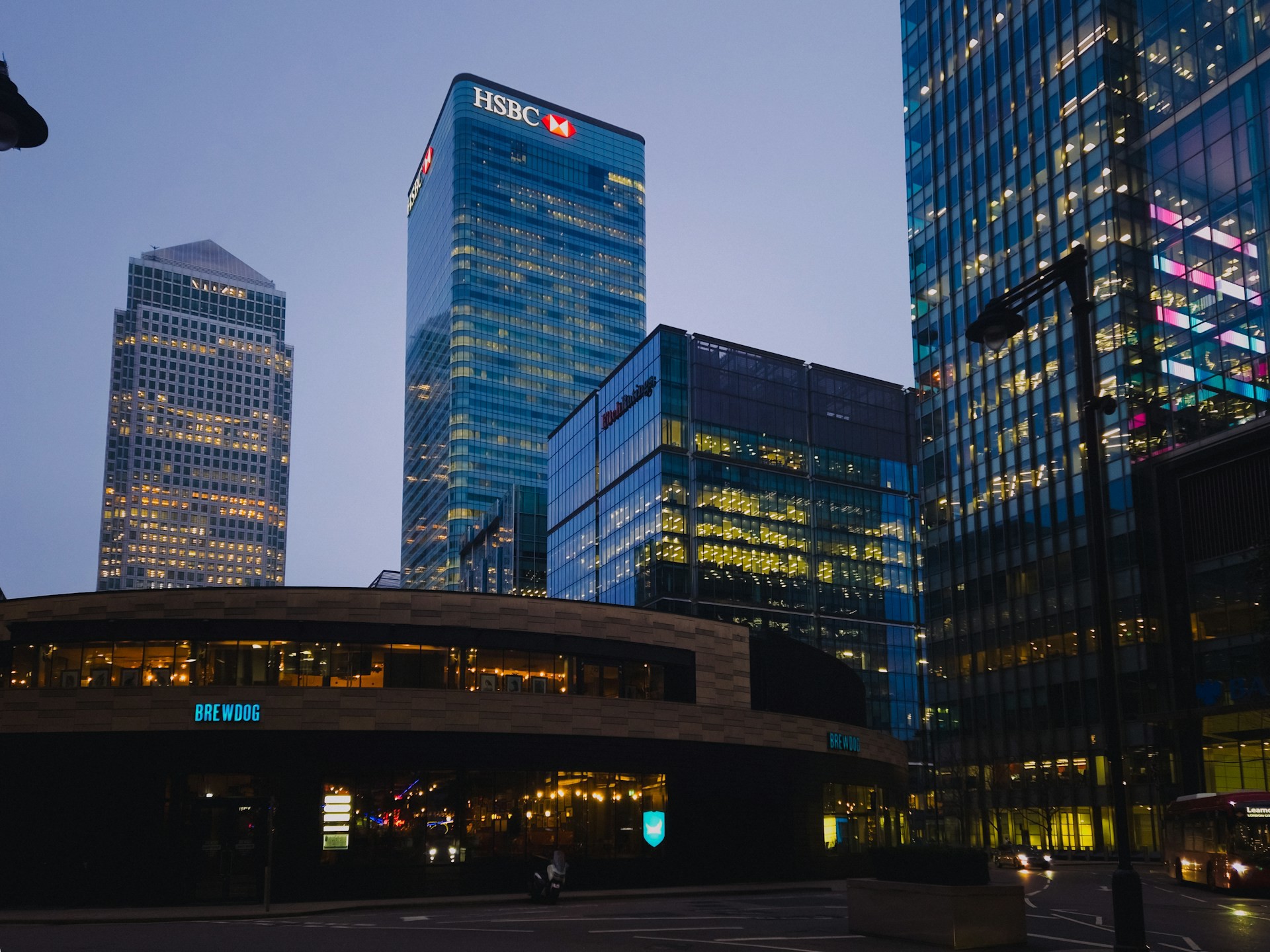 HSBC Altın Fiyat Tahminini Aşağı Revize Etti