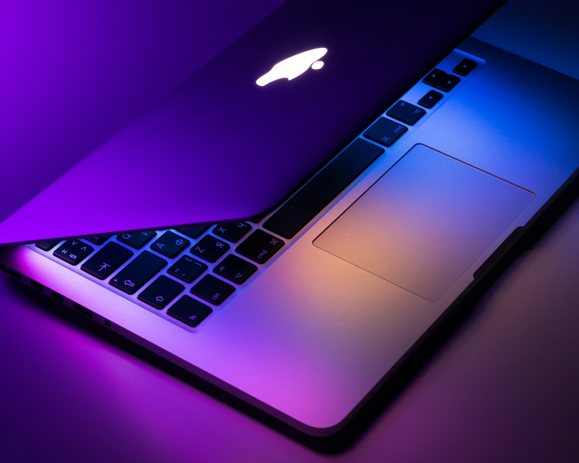 Apple, Nvidia'yı Geride Bırakarak Yeniden Dünyanın En Değerli Şirketi Oldu